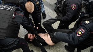 Polisen har tagit till våld i samband med de ryska demonstrationerna, men det har inte varit lika illa som i Belarus. Poliser håller en man mot marken i Ryssland.