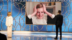 Här tar Emma Corrin, som spelar prinsessan Diana i The Crown, emot priset som bästa skådespelare i drama-tv-serie. Emma Corrin tilldelas priset bästa skådespelerska i kategorin drama-tv-serie.