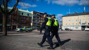 Poliser patrullerar i Vetlanda dagen efter den förödande attacken där tre personer skadades allvarligt. Två poliser patrullerar i Vetlanda.