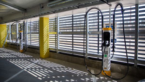 Förutom skäliga bilpriser måste det finnas tillräckligt med laddningsstationer för alla fordon. Arkivbild. S-ryhmän sähköautojen latauspiste Pukinmäellä