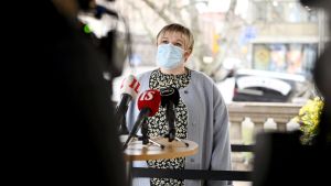 Centerns ordförande Annika Saarikko tycker att Centern som enda regeringasparti verkar bry sig om låntagningens konsekvenser. Annika Saarikko.