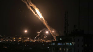 1 750 raketer har avfyrats mot Israel. Bild på raket som avfyrats från Gaza mot Israel.
