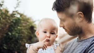 Ser man på pappor till barn i lågklasser och dagis har de nu en annorlunda roll än tidigare. Tiderna har förändrats och det är bra - pappor är jätteviktiga för sina barn. Pappa och dotter