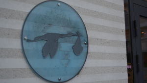 Linda och Sami ifrågasätter den vård de fick vid Borgå sjukhus förlossningsenhet (illustrerande arkivbild). Skylt för förlossningsavdelningen i Borgå Sjukhus