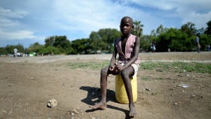 En flicka i Kenya tar paus då hon hämtat vatten i Kisumu i Kenya. En flicka sitter på sin vattenkanister vid Nyandofloden nära Kisumu i Kenya.