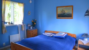 Hostellets största rum som skämtsamt kallas bröllopssviten. Rum på Snappertuna hostel.