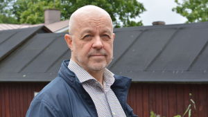 Per Falenius. Snapeptunabon Per Falenius är engagerad i skolfrågan i Rasebrog.