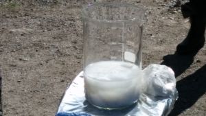 Då en bränd kalksten läggs i vatten börjar vattnet koka på grund av en kemisk reaktion. Kalksten reagerar med vatten.