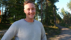 Vem skulle tro att Ian är en före detta soffpotatis? Ian Granström ute invid Karis spånbana