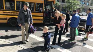 Rebecca Hollis, maken Jonathan och dottern Charlotte möter Christopher vid skolbussen på gatan utanför lägenheten i Queens i New York Familjen Hollis möter Christopher Hollis när han stiger av bussen i Queens i New York.