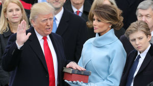 Här svär Donald Trump presidenteden medan Melania Trump håller i biblarna den 20.1.2017. Donald Trump svär presidenteden med handen på två biblar som Melanie Trump håller.