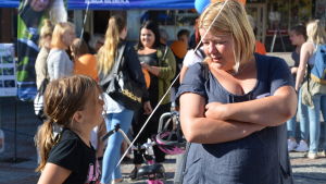 Anneli Hirvonen och dottern Jenna. Jenna Hirvonen och Anneli Hirvonen på Borgå torg.