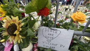 Vad var det som drev mannen bakom knivattacken i Åbo till att begå en sådan fruktansvärd handling? Närbild på blomster- och ljushavet på Salutorget i Åbo.