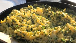 Den första rätten under veckan blev en äggröra på ankägg, citrontimjan och gräslök. Och så grädde, smör och salt såklart. Äggröra på ankägg med citrontimjan och gräslök.