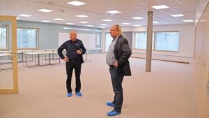 Kevätkummun koulus rektor Markku Antinluoma och den finska utbildningsdirektören Jari Kettunen inspekterar ett av de nya klassrummen. Markku Antinluoma och Jari Kettunen inspekterar Kevätkummun koulus klassrum