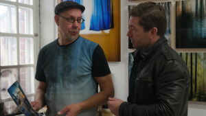 Fotografen Vesa Aaltonen är nöjd med stödet han får från Patrik Edman och nätkonsthandeln. Fotografen Vesa Aaltonen och Taikos Patrik Edman tittar på en bild i Vesa Aaltonens ateljé
