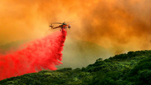 Bränderna släcks med helikopter i Santa Barbara County. Markbränder släcks med helikopter i Santa Barbara i Kalifornien.