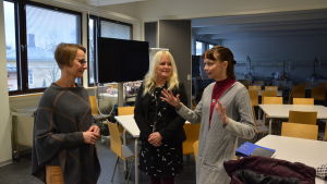 Tyni-Nummelin visionerar fortsättning på kursen tillsammans med Jalava och Saarnio. Från vänster: Sirpa Saarnio (Egentliga Finlands sjukvårdsdistrikt), Michaela Jalava (Yrkeshögskolan Novia) och Ann-Katrin Tyni-Nummelin (Åbo Yrkeshögskola) Sirpa Saarnio. Michaela Jalava, Ann-Katrin Tyni-Nummelin