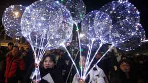 Sydkoreaner som firade nyåret i Seoul fick hoppingivande signaler från Nordkorea inför OS i februari Sydkoreaner firar nyåret 2018.