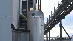 Den nya fabriksbyggnaden ska tas i bruk i år. Tankar utanför Fermions nyaste fabriksbyggnad i Hangö.