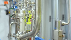 Vid Fermions fabrik i Hangö tillverkas läkemedel som används bland annat i medicin mot Parkinsons sjukdom. Detalj av maskin inne på Fermions fabrik från 2017 på Fermions fabriksområde i Hangö.