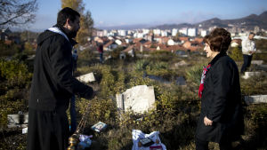 Ivanovič kom från den delade staden Mitrovica där sörjande serber lägger en krans vid gravar för anhöriga som dödades i Kosovokriget på 1990-talet Ivanovic kom från den delade staden Mitrovica där sörjande serber lägger en krans vid gravar för anhöriga som dödades i Kosovokriget på 1990-talet