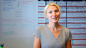 Marina Kinnunen vill samla all vård i Österbotten under samma tak. Marina Kinnunen står i sitt kontor. Hon bär en rutig klänning och i bakgrunden syns en whiteboardtavla.