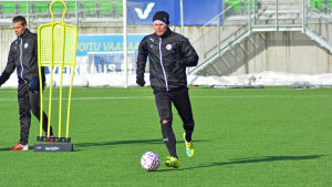 Rutinerade Timi Lahti styr och ställer i VPS backlinje. Timi Lahti med bollen på en fotbollsplan.