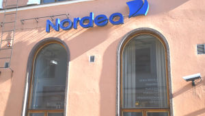 På kontoret finns rådgivare som kan hjälpa kunderna. Alltmer sker också på distans via nätet. Fasaden till ett av Nordeas bankkontor.
