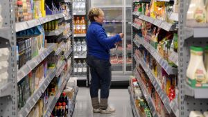 Susann Bremer prissätter varor. Expediten Susanne Bremer i Hindhår bybutik i Borgå 05.04.18