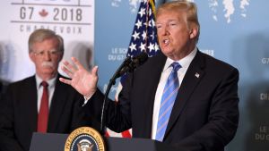 Donald Trump på pressmöte vid G7-mötet, i bakgrunden John Bolton. Donald Trump pekar med hela handen på presskonfenes i Kanada.