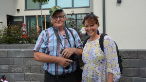 Seija och hennes pappa besöker gärna bostadsmässor, som en rolig grej att göra tillsammans. seija med hennes pappa ler mot kameran.