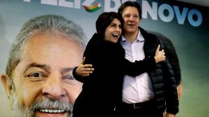 Lulas vicepresidentkandidat Fernando Haddad väntas bli en stark kandidat. Här med vicepresidentkandidaten Manuela D'Avila Lulas vicepresidentkandidat Fernando Haddad skulle sannolikt bli den starkaste kandidaten om och när Lula utesluts från presidentvalet