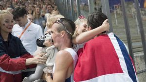 Henrik och Jakob Ingebrigtsen gratuleras av nära och kära efter dubbelsegern på 5000 meter. Henrik och Jakob Ingebrigtsen gratuleras av familjen i EM 2018.