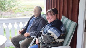 Sven och Birgitta Monthén är något skeptiska till byggets dimensioner och relevans. Birgitta och Sven Monthen på terassen på en liten bastu-stuga.