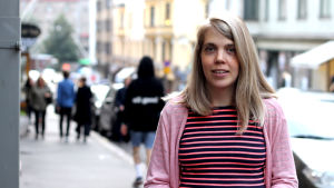 Sanna Sofia Vuori är en av de vuxna som ligger bakom idén till Estrids bokklubb. Leende blond kvinna i halvbild , iklädd randig tröja och rosa kofta.
