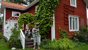 Lena kan inte köpa hus i Frankrike före hon sålt sitt hus i Vasa. Porträtt av Lena Holmlund och hennes röda hus.