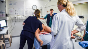 Ett svenskt experiment visar att vårdare mår bättre och jobbar effektivare med kortare arbetstid, men de behövs på arbetet mer än sex timmar per dag. synnytyssimulaatio