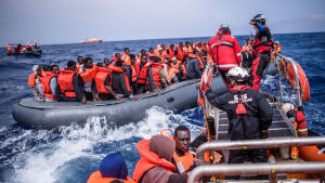 SOS Méditerranée har räddat flyktingar på Medelhavet samtidigt som flera europeiska länder har stängt sina hamnar och EU lagt ner sina räddningsoperationer. Medlemmar av SOS Méditerranée från Aquarius under en räddningsinsatsw ungefär 50 kilometer från Libyens kust den 18 april 2018.