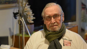 Rolf Törnroos i sin bostad i äldreboendet Karinaranta i Åbo