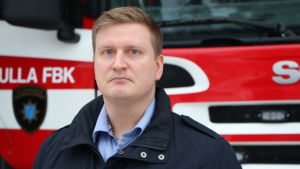Jens Tegengren är kårchef vid Grankulla FBK och sitter även i Västra Nylands Räddningsverks direktion. Jens Tegengren står framför en brandbil och tittar rakt in i kameran med en allvarlig min.