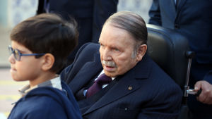 De sista bilderna på Bouteflika som har tagits utomhus. De uppges vara från en vallokal, och ha tagits under lokalvalet 2017, men omständigheterna är oklara. Presidentens stab har publicerat bilder och videoklipp på presidenten med jämna mellanrum för att bevisa att han fortfarande är kapabel att styra. Abdelaziz Bouteflika besöker en vallokal under lokalvalet 2017.