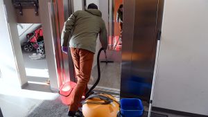 Enligt ögonvittnen fanns det blod både i hissen och trappuppgången. skottdrama i Sibbo