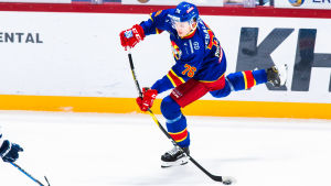 Vesalainen gjorde 17 poäng i grundserien för Jokerit. Kristian Vesalainen skjuter pucken.