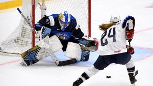Noora Räty agerande levande vägg mot USA. Noora Räty kämpade, men kunde inte stoppa USA i VM-premiären.
