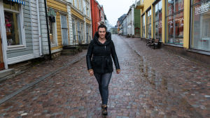 Sarina hoppas att tävlingen för med sig nya steg inom musikvärlden. Sarina Kettunen i Gamla stan i Borgå.