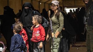 SDF-milis står vakt medan kvinnor och barn förbereder sig på att stiga ombord på bussar som ska föra dem ut ur lägret al-Hol i nordöstra Syrien 3.6.2019. SDF-milis står vakt medan kvinnor och barn förbereder sig på att stiga ombord på bussar som ska föra dem ut ur lägert al-Hol i nordöstra Syrien 3.6.2019.