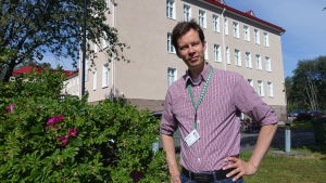 En av miljöinspektör Aapo Aholas uppgifter är att informera människor om varför vresrosen ska bort. Raseborgs miljöinspektör Aapo Ahola framför stadshuset bredvid en vresrosbuske.