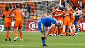 Efter EM-kvartsfinalen för två år sedan var det Holland som jublade och Sverige som deppade. Svenska spelare deppar medan Hollands damer jublar i bakgrunden.