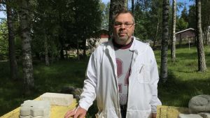 Bror Nordlund har haft bin i två somrar och är medveten om risken med att varroa sprids till Åland. Bror Nordlund, biodlare på Åland.